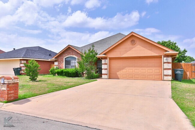 Foto del edificio - 4 bed 2 bath; newer carpet!