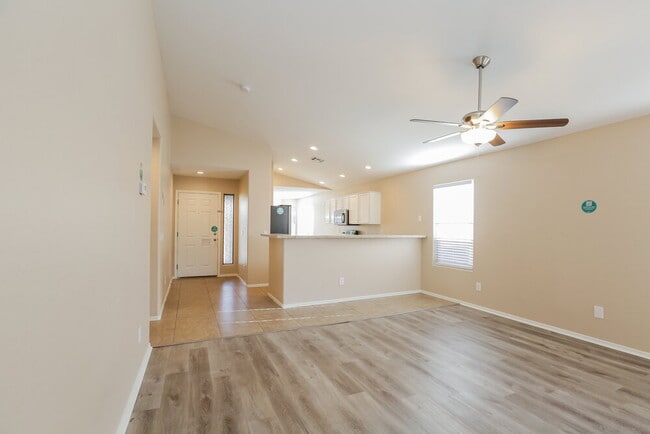 Foto del edificio - 10859 W Windsor Ave