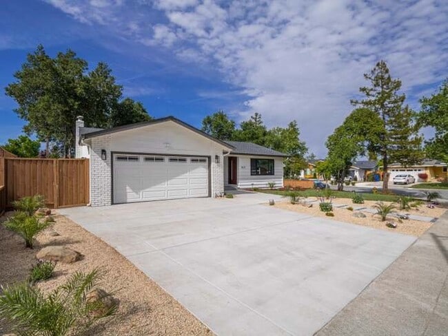Building Photo - 1631 Fawn Ct