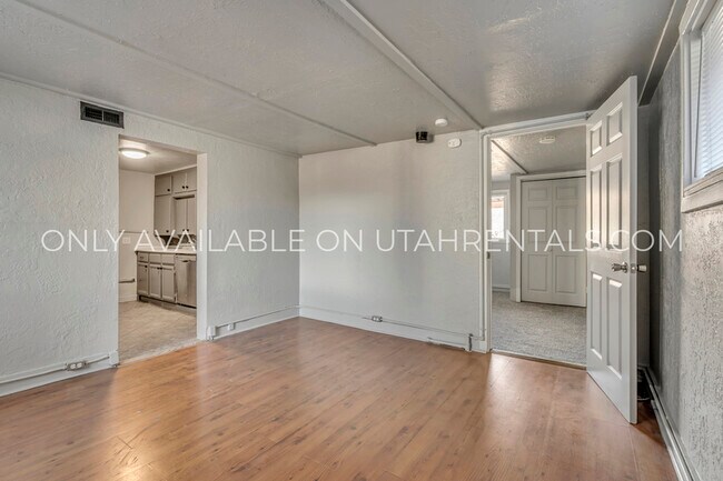 Building Photo - 629 1/2 S 400 E