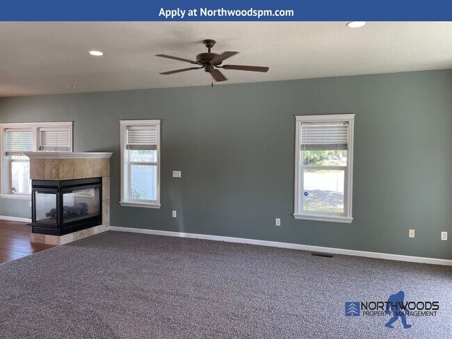 Foto del edificio - Beautiful 2 Story Home 3 Bdm/2.5 Bath in Q...