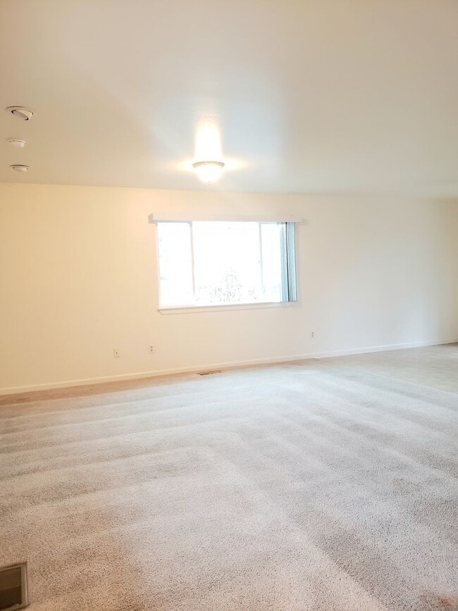 Building Photo - 909 Gellatly Ave