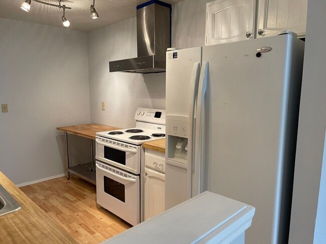 Building Photo - Spacious 2bd Condo in Lake Forest Park