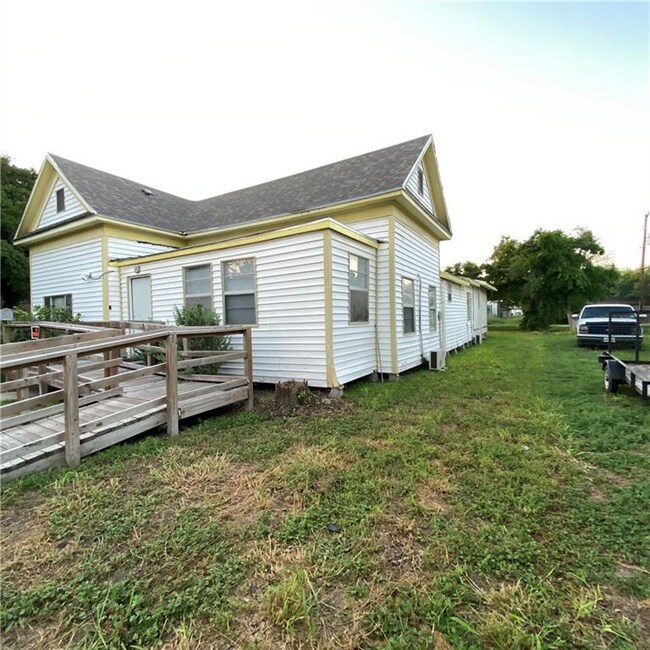 208 E Fordyce Ave, Kingsville, TX 78363 Room for Rent in Kingsville