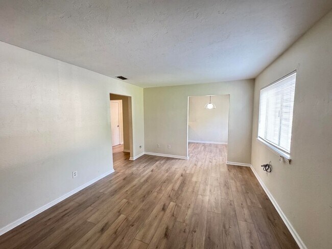 Foto del edificio - 1401 Lazy Brook