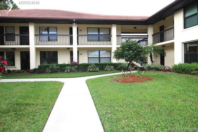 Building Photo - 841 SW South River Dr