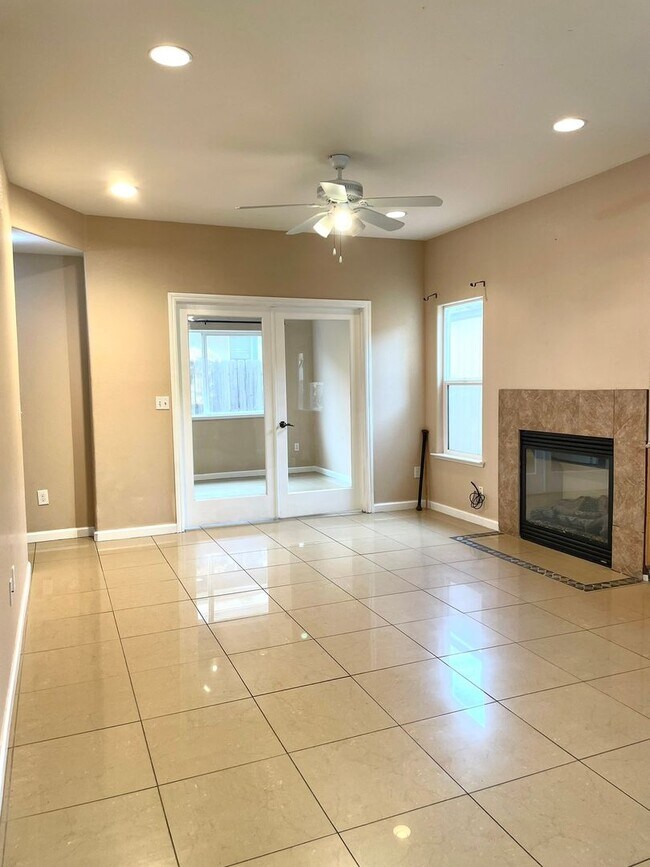 Foto del edificio - Available NOW! Half off 1st months rent