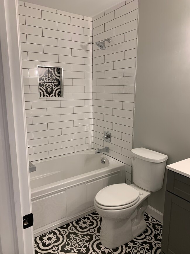 Hall bath - 8400 Olde Colony Trl
