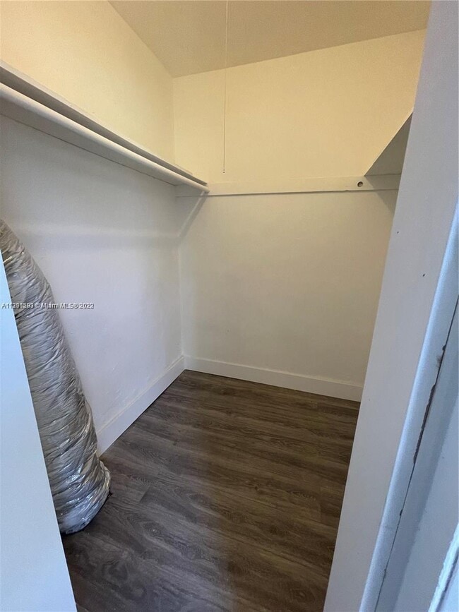 Foto del edificio - 327 NE 55th St