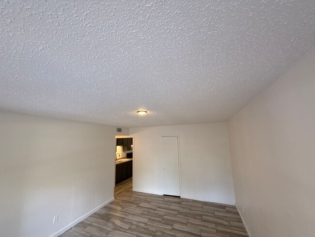 Building Photo - 911 Harris Dr