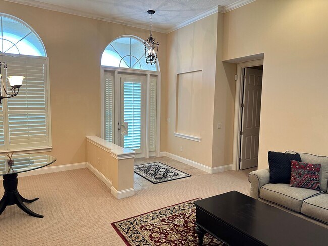 Building Photo - Must See, 4/3 furnished, Walking Distance ...