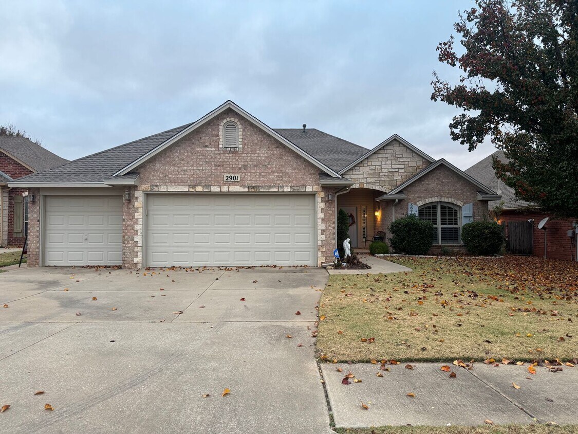 Foto principal - Spacious Home + North Edmond + 3 bedrooms + Study + Edmond Schools + Storm Shelter