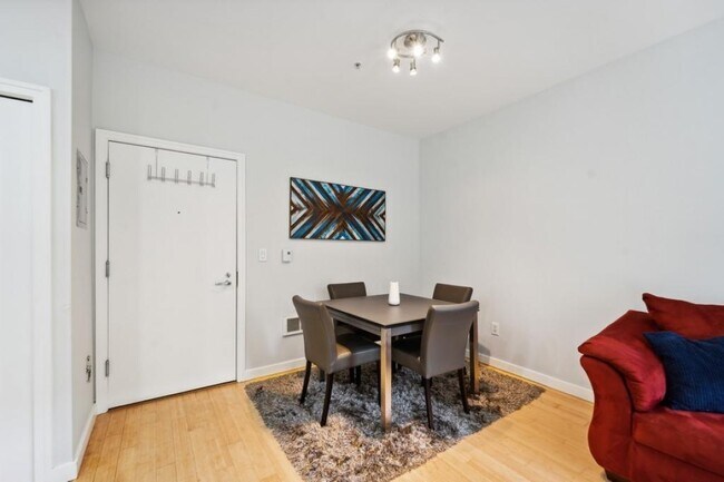 Building Photo - Belltown Court One Bedroom Condo - 1 bedroom
