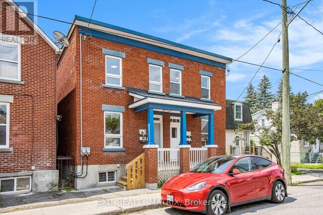Building Photo - 256-256 Park St