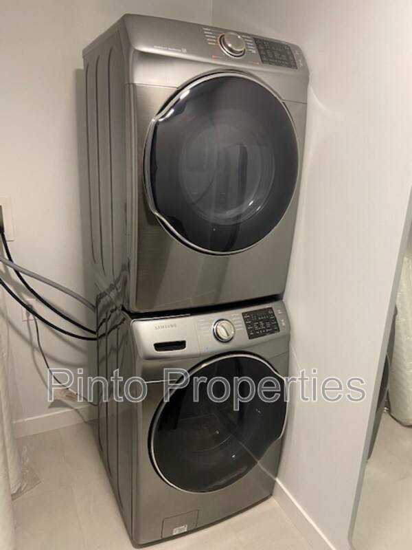 Photo du bâtiment - 10749-10786 86 Ave NW