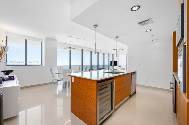 Foto del edificio - 5875 Collins Ave