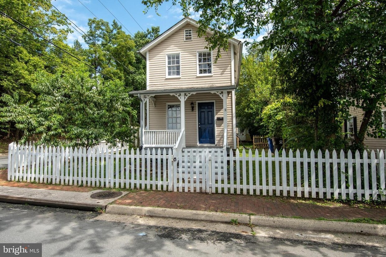 Front Entrance - 252 Loudoun St SW