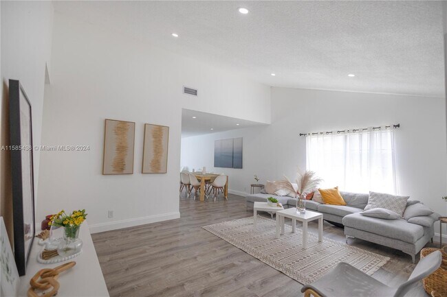 Foto del edificio - 10900 NW 28th St