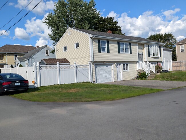 Building Photo - 28 Halsey St