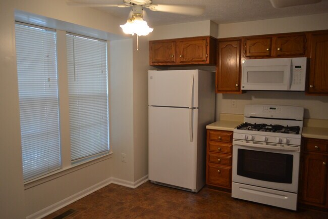 Kitchen - 585 Quaker Ridge Ct