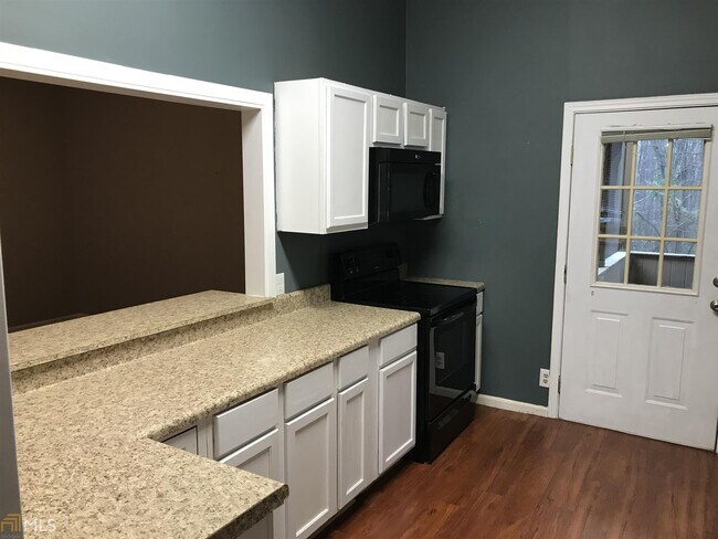 Building Photo - 533 Plaza Dr