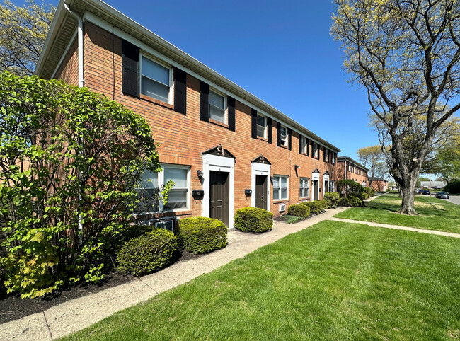 Building Photo - Eden Brooke Townhomes