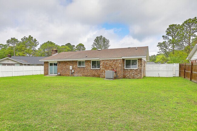 Foto del edificio - Gorgeous Family Home in Summerville!