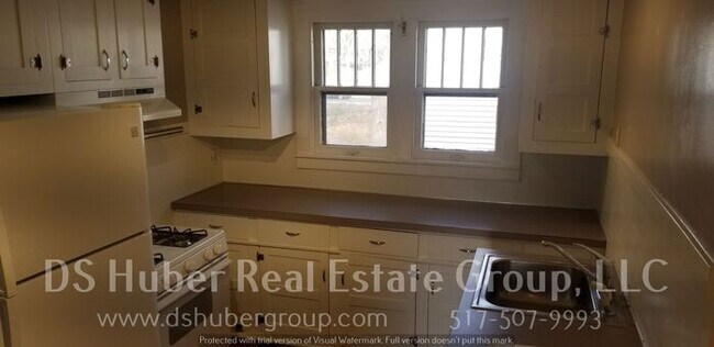Building Photo - Two Bedroom Duplex With a Patio