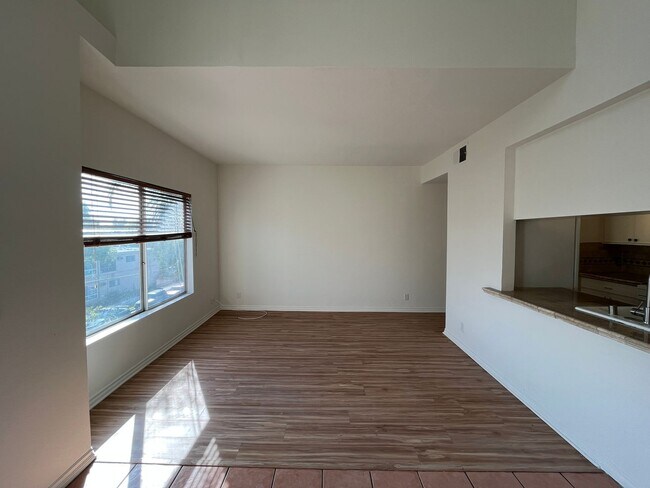 Foto del edificio - Upgraded 2+2 w/in-unit laundry + water + trash services included!