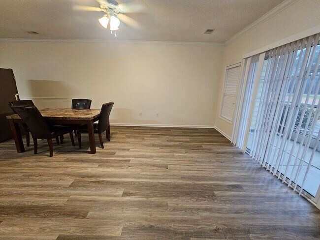 Foto del edificio - 5840 Longwood Dr