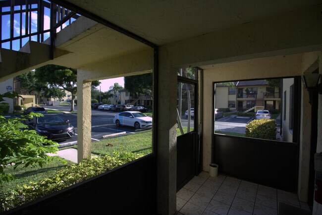 Foto del edificio - 4703 Lucerne Lakes Blvd E