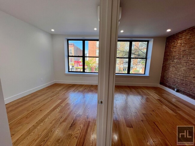 Building Photo - 3BR 2BA Sunny Renovated Floor-Thru In-Unit...