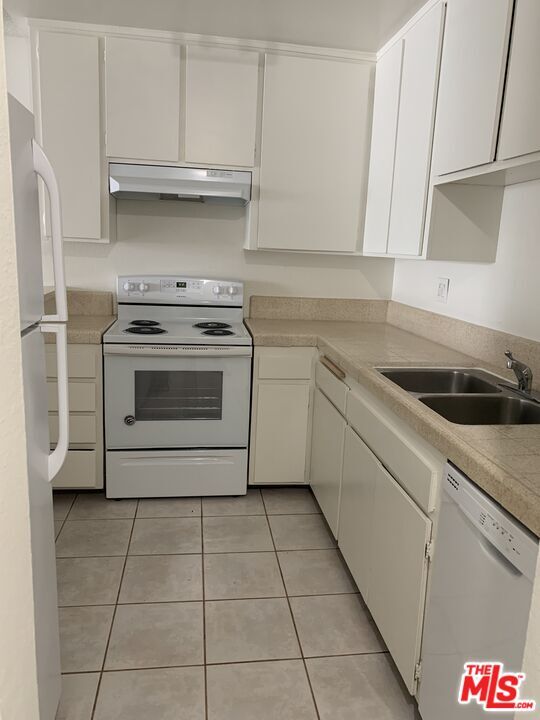 Building Photo - 1820 S Bentley Ave