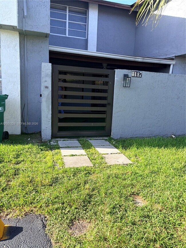 Foto del edificio - 8187 NW 99th St