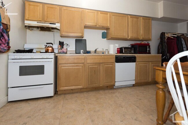 Building Photo - Spacious 3 Bed Coming Available