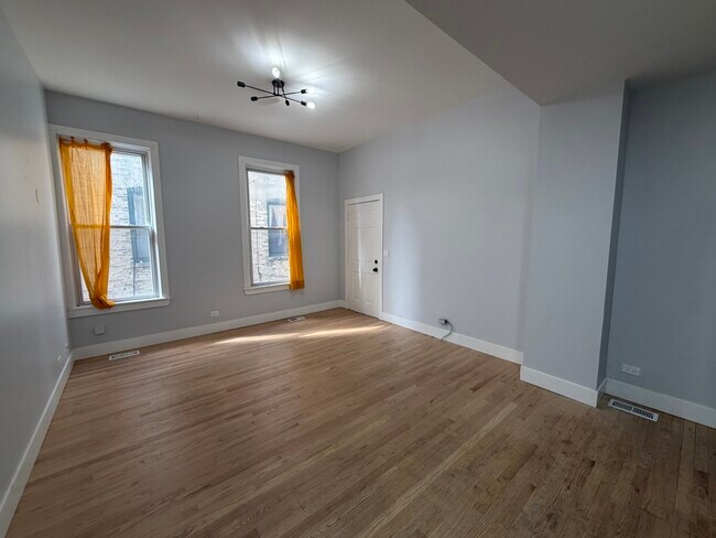 Building Photo - 932 N Richmond St