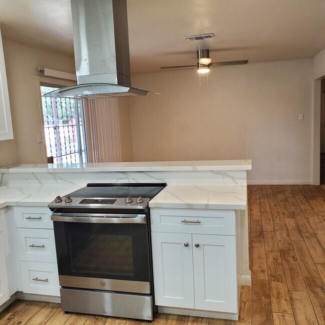 Building Photo - 115 Encino Grande St