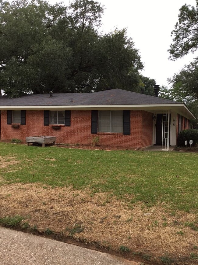 Building Photo - *BROADMOOR TERRACE*CORNER LOT*UPDATED HOME...