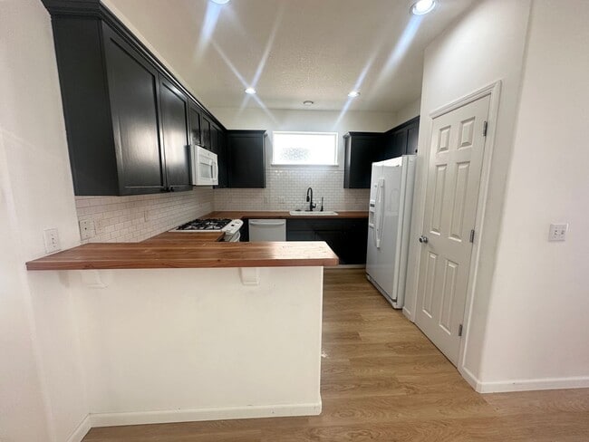 Building Photo - 3 Bedroom Beaverton Home with A/C!