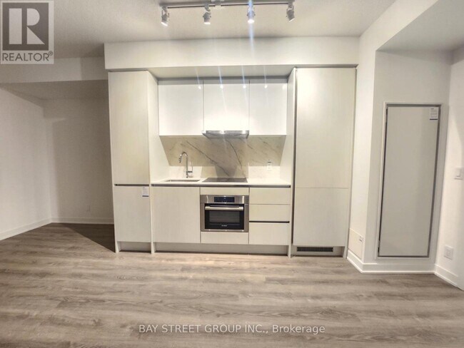 Building Photo - 180 Front St E