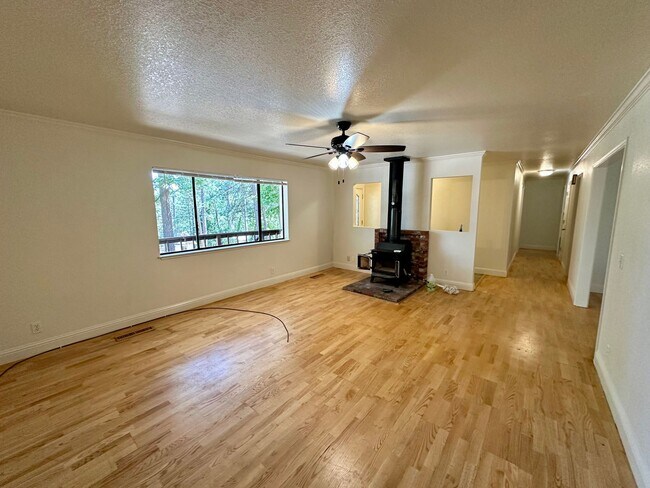 Foto del edificio - 3 Bedroom 2 Bathroom House in Desirable Al...