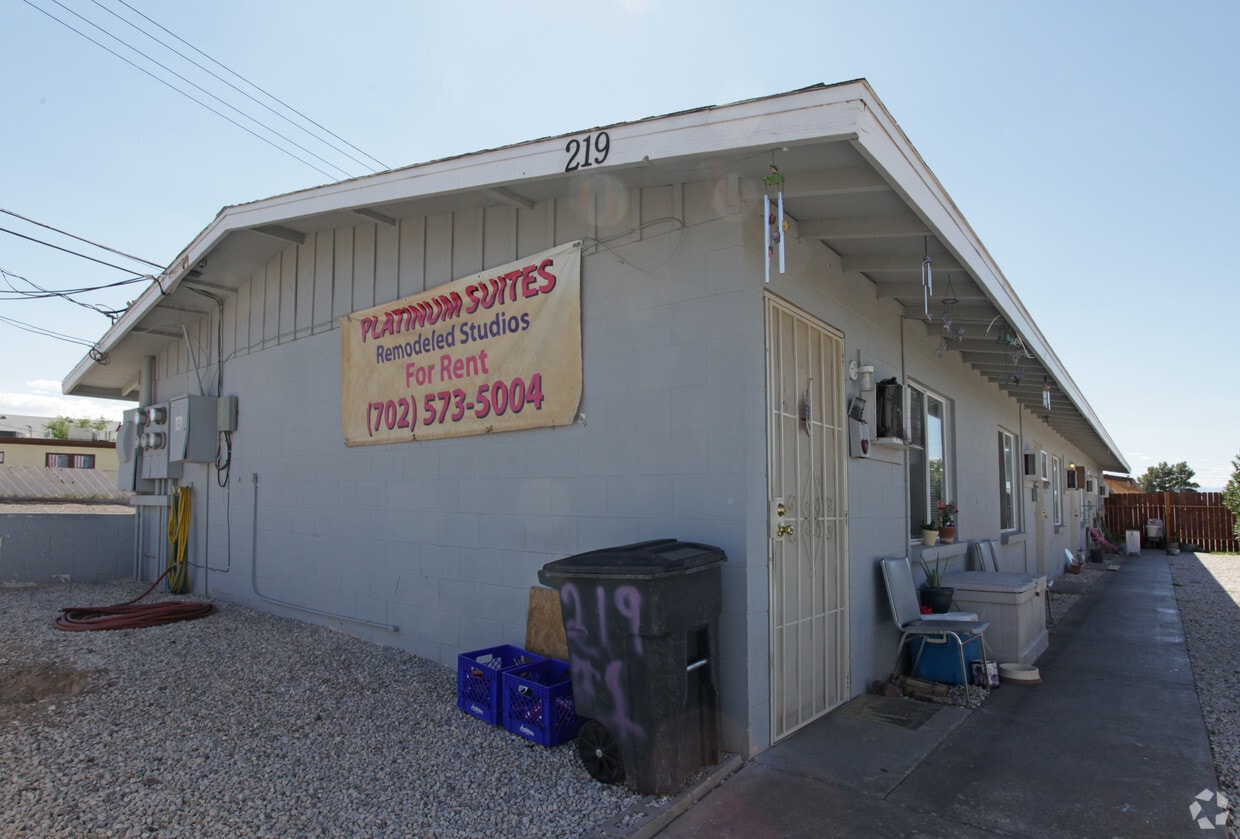 Primary Photo - 219 Platinum St