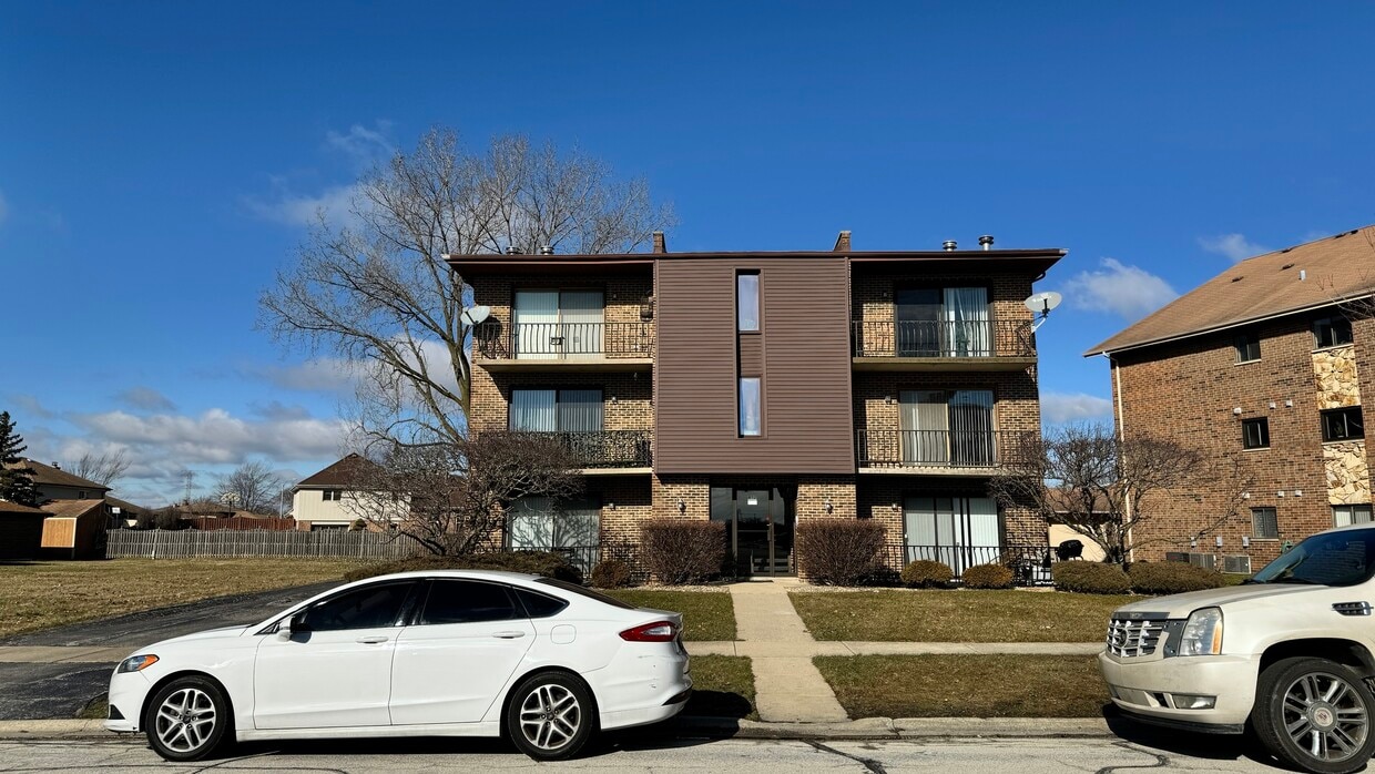 8112 168th Pl Unit 2E, Tinley Park, IL 60477 Condo for Rent in Tinley