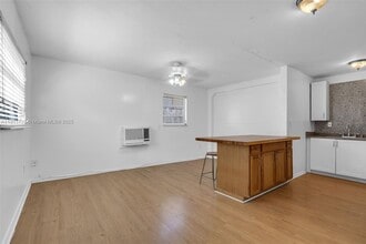 Building Photo - 2809 SW 23rd Terrace