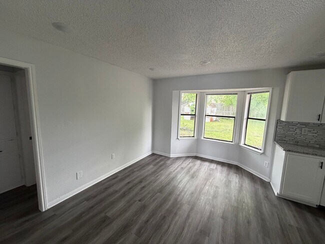 Foto del edificio - Freshly updated and move-in ready, this 4 bedroom, 2 bath home in Copperas Cove
