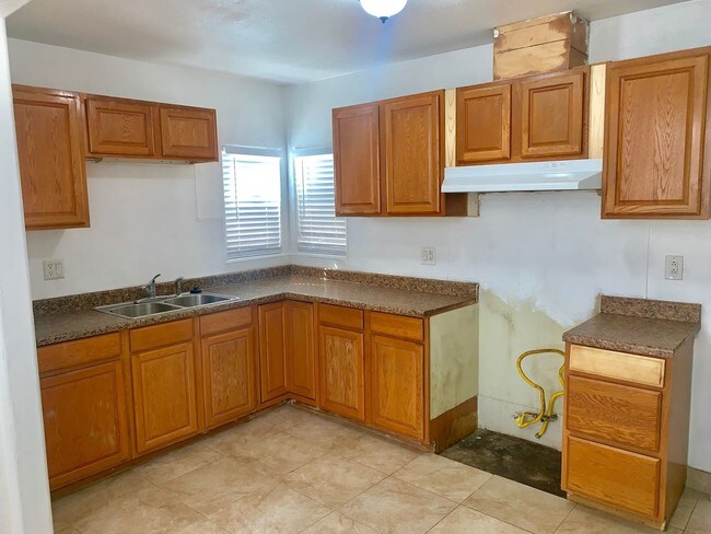 Building Photo - 2 br, 1 bath House - 2319 S Holly Ave
