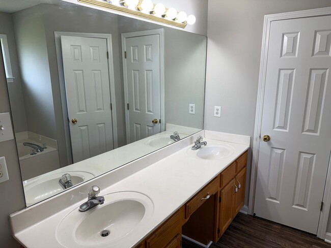Building Photo - 1346 Pendulum Dr N