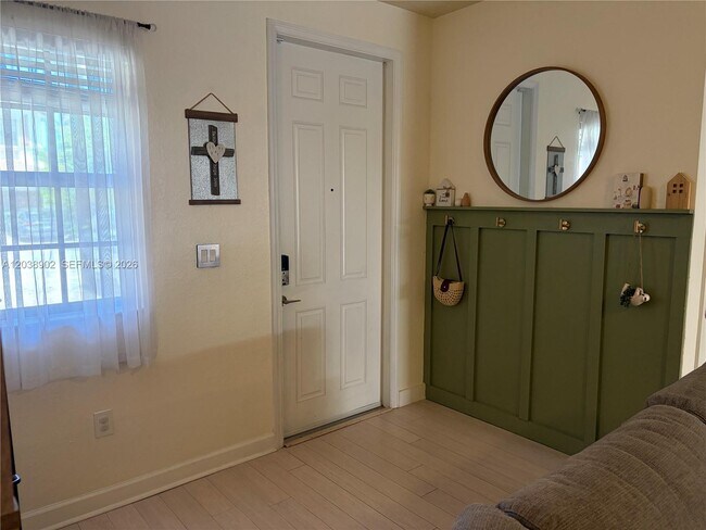 Foto del edificio - 370 NE 37th Pl