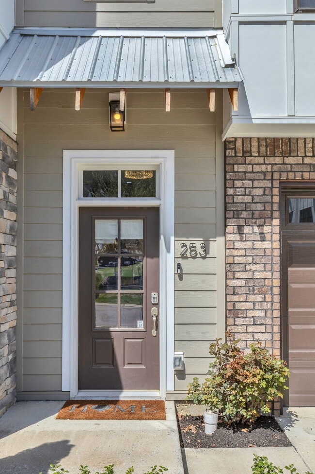 Foto del edificio - Better-than-new townhome in Highlands at S...