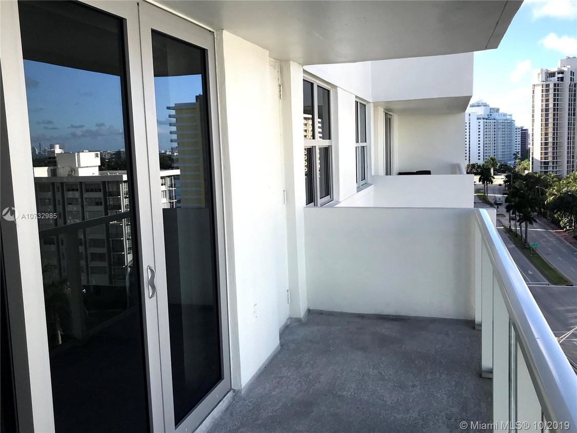 Primary Photo - 5701 Collins Ave